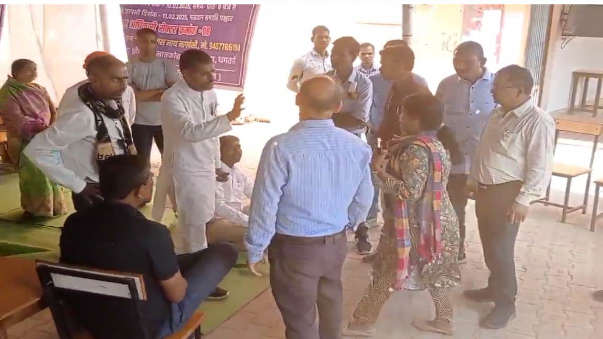 धमतरी के स्ट्रांग रूम के बाहर हंगामा : कांग्रेस और निर्दलीय प्रत्याशियों ने EVM की सुरक्षा पर उठाया सवाल, कहा – कैमरे की टाइमिंग में है गड़बड़ी
