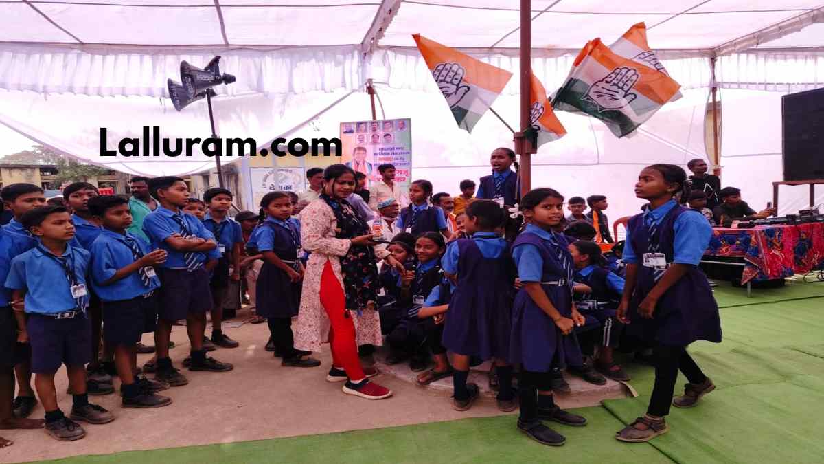 आचार संहिता का उल्लंघन : कांग्रेस प्रत्याशी के पक्ष में वोट मांगने पहुंचे पूर्व सीएम भूपेश बघेल, चुनावी सभा में पहुंचे स्कूली बच्चे और मैडम, नारे भी लगाए, देखें VIDEO…