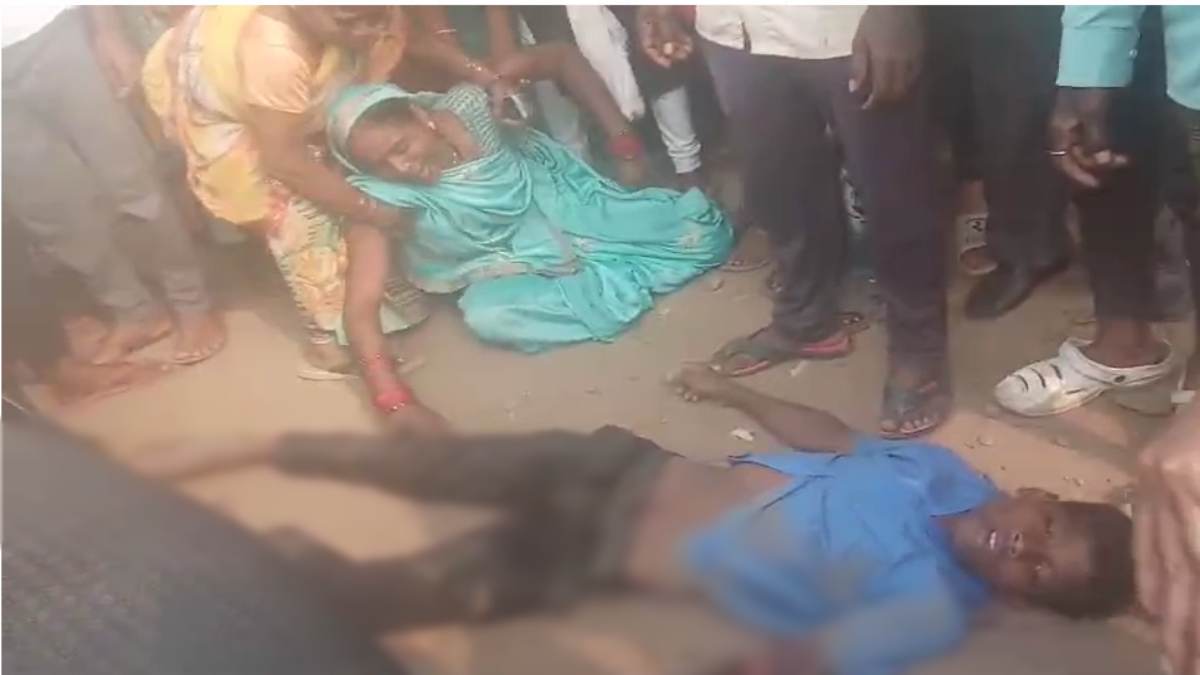 ट्रक की ठोकर से 6वीं के छात्र की मौत, आक्रोशित ग्रामीणों ने किया चक्काजाम, कहा – शिकायत के बाद भी बदहाल सड़क की नहीं हुई मरम्मत, गड्‌ढों के कारण हो रहे हादसे