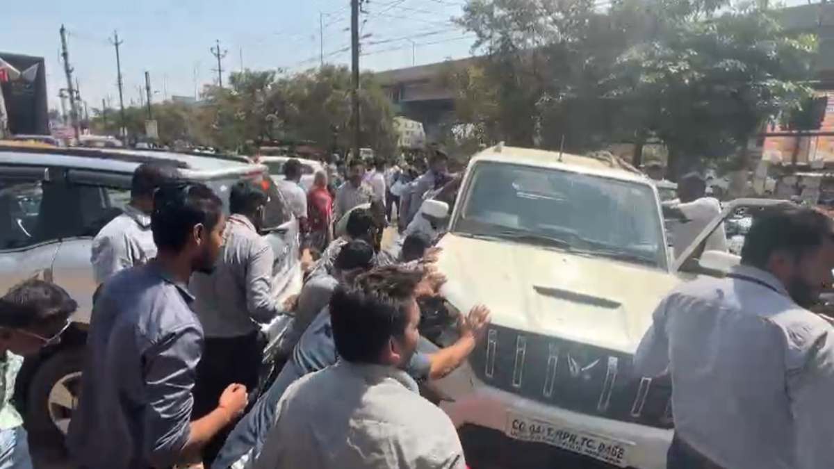 महिंद्रा शोरूम में स्कॉर्पियो की ट्रायल ले रहे ड्राइवर ने वाहनों को मारी टक्कर, तीन लोग घायल