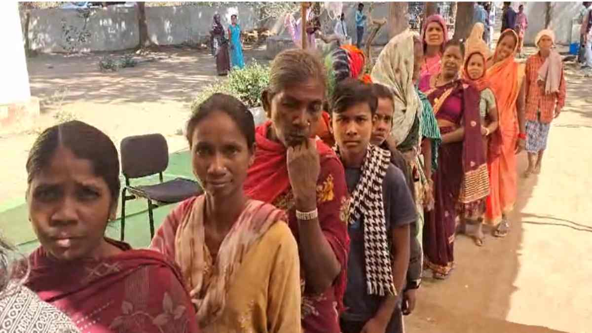 त्रिस्तरीय पंचायत चुनाव : आज भी पिछड़ा हुआ है गांव, विकास की उम्मीद में मतदान करने 5 किमी दूर पहाड़ों से उतरकर पोलिंग बूथ पहुंचे ग्रामीण