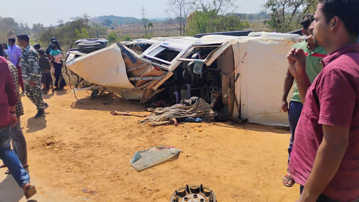 CG Accident : महाशिवरात्रि पर दर्शन कर लौट रहे श्रद्धालु हुए हादसे का शिकार, तेज रफ्तार ट्रक की भिड़ंत से मासूम समेत 4 की मौत, 7 गंभीर रूप से घायल