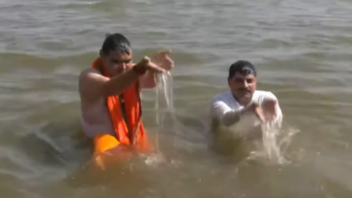 Mahakumbh 2025: CM डॉ. मोहन यादव ने प्रयागराज संगम में लगाई आस्था की डुबकी, प्रदेशवासियों की खुशहाली के लिए की प्रार्थना