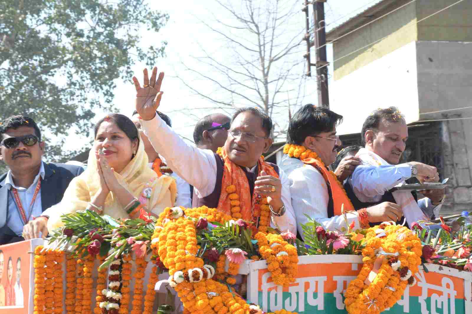CM विष्णुदेव साय ने चुनाव प्रचार के अंतिम दिन झोंकी ताकत, धमतरी में किया विशाल रोड शो, प्रत्याशियों के लिए मांगे वोट 