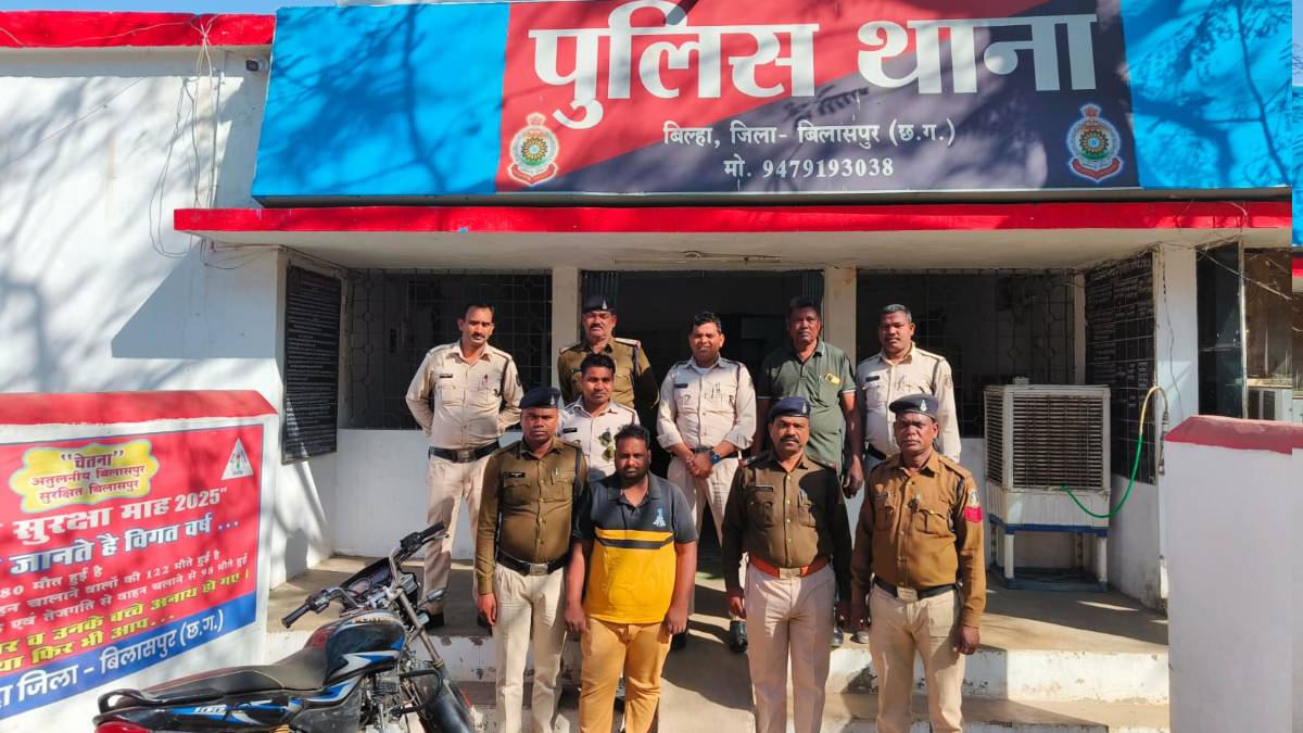 CG Crime : नशा छोड़ने के लिए डांटती थी बुआ, भतीजे ने धारदार हथियार से कर दी हत्या, सोने की माला बेचकर दोस्तों के साथ की शराब पार्टी, तीन नाबालिग समेत चार गिरफ्तार  