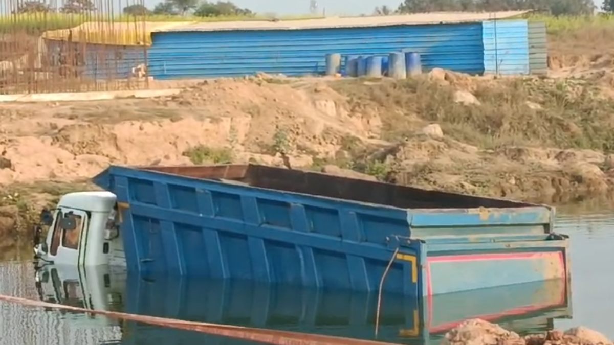 दर्दनाक: डंपर समेत नदी में गिरा चालक, मौके पर मौत, सड़क निर्माण कार्य के दौरान हुआ हादसा 