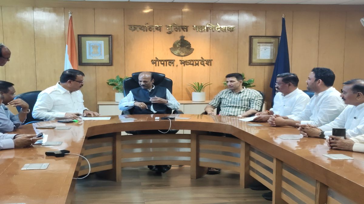 कांग्रेस विधायक से बदसलूकी का मामला: पीसीसी चीफ समेत कांग्रेसी नेताओं ने डीजीपी से की मुलाकात, सिंघार बोले- विपक्ष के जनप्रतिनिधि के साथ…. 
