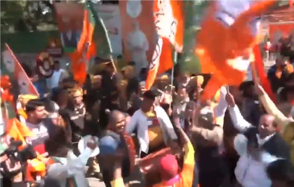 Delhi Election Result LIVE: दिल्ली में बीजेपी की बल्ले-बल्ले, कार्यकर्ताओं का जश्न शुरू, पटाखे फोड़ें, एक-दूसरे को लड्डू खिलाकर जमकर डांस किया