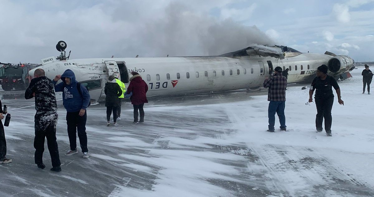 Delta Airlines Plane Crash Video: कनाडा में बड़ा विमान हादसा, डेल्टा एयरलाइंस की फ्लाइट लैंडिंग के वक्त पलटा, हादसे के समय मौजूद थे 80 लोग