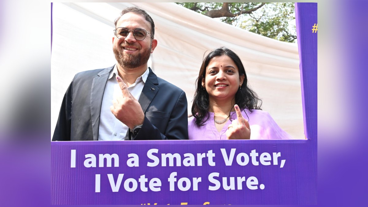 CG Nikay Chunav 2025 : राज्य निर्वाचन आयोग के सचिव डॉ. सर्वेश्वर भुरे ने मताधिकार का किया प्रयोग, कहा- पहले मतदान फिर जलपान