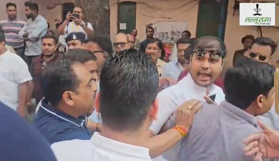CG Nikay Chunav 2025 : मतदान के बीच रायगढ़, दुर्ग और कोरबा में हंगामा, कहीं पैसे बांटने का आरोप, तो कहीं मतदाता पर्ची में गड़बड़ी की शिकायत, देखें वीडियो 