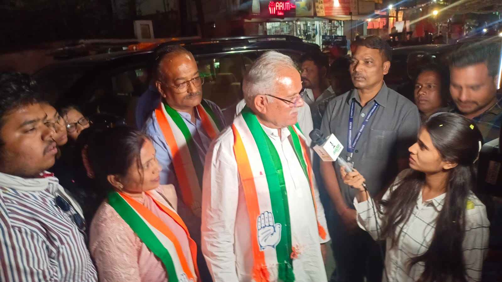राजधानी में रोड शो के दौरान भूपेश बघेल से खास-बातचीत : बोले- प्रदेश में मोदी की गारंटी फेल, जनता का कांग्रेस से मेल