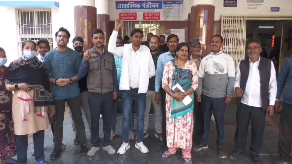 हजीरा सिविल अस्पताल के आउटसोर्स कर्मचारियों ने किया प्रदर्शन: समय पर वेतन नहीं मिलने से परेशान, हड़ताल पर जाने की दी चेतावनी 
