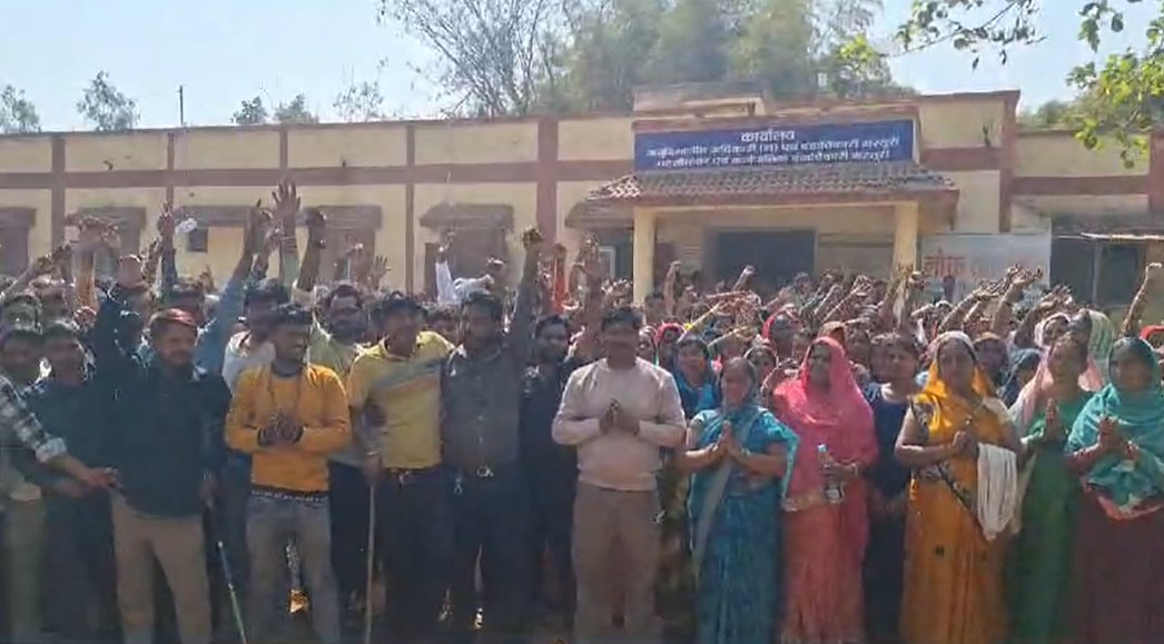 पंचायत चुनाव में निर्दलीय प्रत्याशी ने लगाया धांधली का आरोप, ग्रामीणों ने SDM कार्यालय का किया घेराव, री-वोटिंग की मांग   