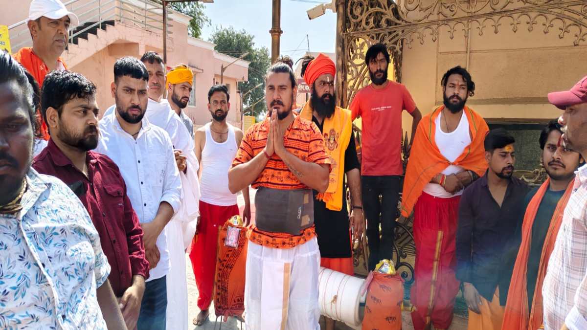 हरियाणा से 51 लीटर जल लेकर उज्जैन पहुंचा भक्त: गौ माता को राष्ट्र माता का दर्जा दिलाने का संकल्प, 93 दिनों में 1100 KM की पैदल यात्रा, महाकाल का अभिषेक करने जताई इच्छा