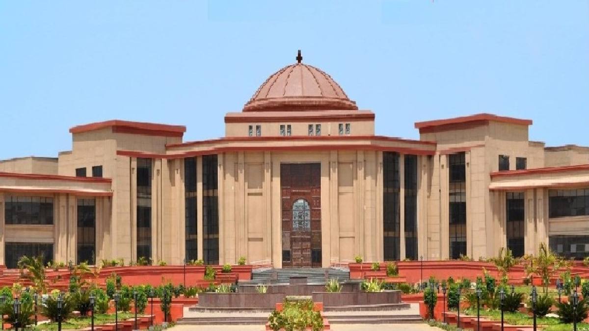 बीच सड़क पर कार रोककर मनाया जन्मदिन, पुलिस ने  300 रुपए का काटा चालान, हाईकोर्ट ने लगाई फटकार, अब FIR दर्ज