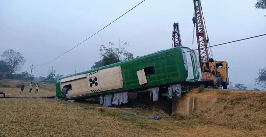 पुरी जा रही OSRTC बस दुर्घटनाग्रस्त, 20 यात्री घायल