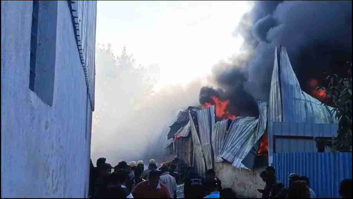 इंदौर: प्लास्टिक फैक्ट्री में भीषण आग का तांडव, डेढ़ लाख लीटर पानी की मदद से पाया काबू