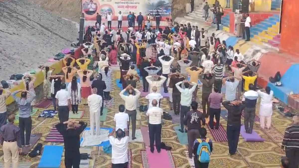 स्वच्छ सूखे नाले में योग अभ्यास: श्रीराम मंदिर रामघाट पर योगसत्र का आयोजन, इंदौर महापौर समेत प्रदेश के अन्य मेयर हुए शामिल