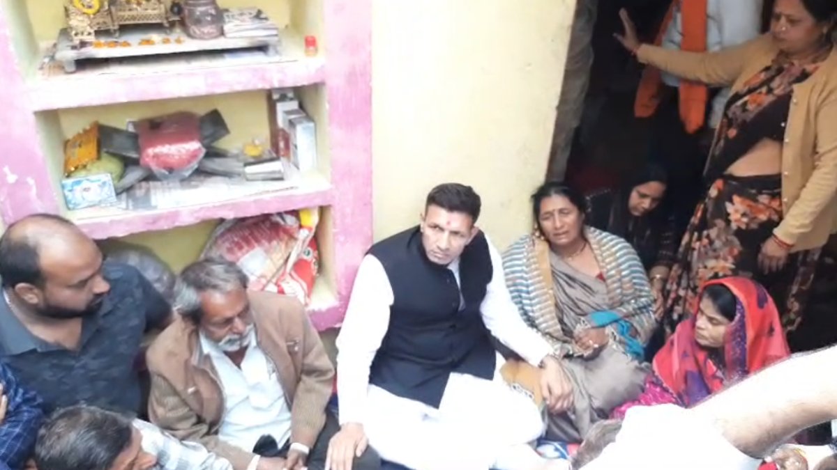 जबलपुर हत्याकांड: जीतू पटवारी ने मृतकों के परिवार से की मुलाकात, कहा- पुलिस का काम हत्या करवाना