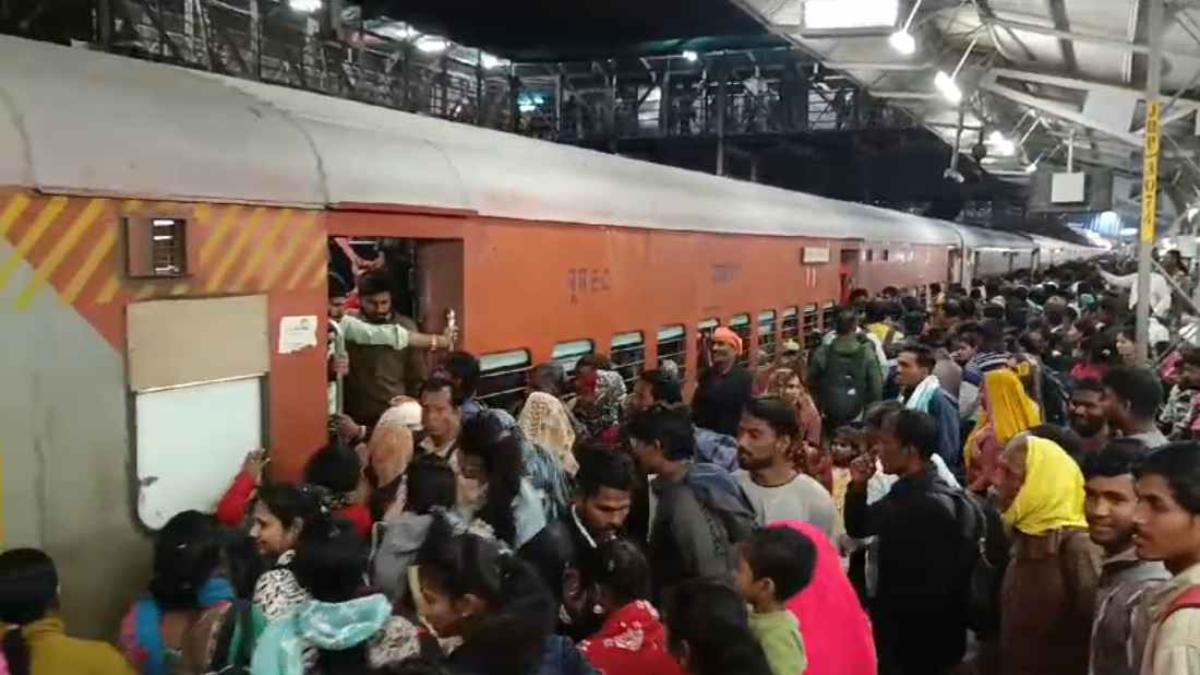 महाकुंभ के श्रद्धालुओं से खचाखच भरा जबलपुर रेलवे स्टेशन: ट्रेनों के लिए घंटों कर रहे इंतजार, 20 जोड़ी स्पेशल गाड़ियां भी नाकाफी