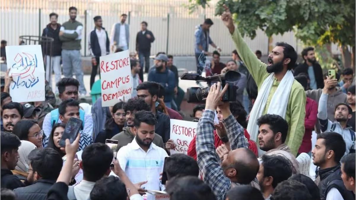 Jamia University: फिर विवादों में जामिया यूनिवर्सिटी, तोड़फोड़ के आरोप के बीच 17 स्टूडेंट्स  सस्पेंड, छात्रों की मांग- आरोप सच है तो CCTV दिखाइए, धरने पर बैठे