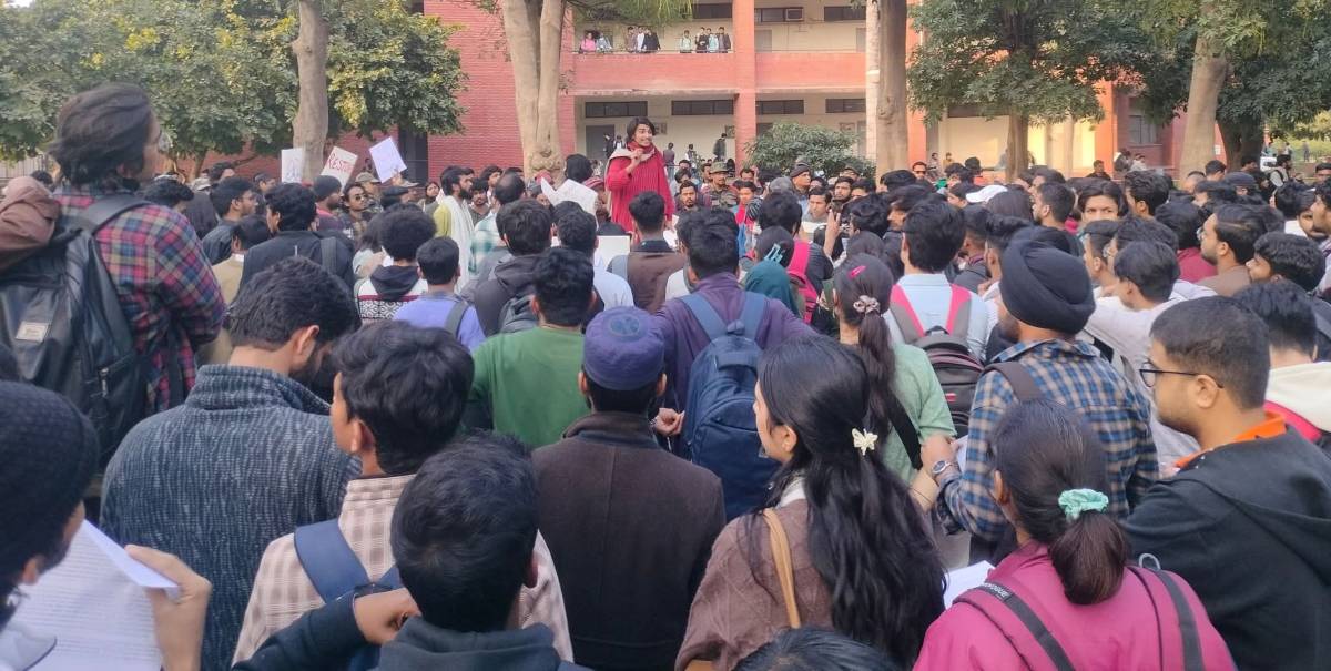 Jamia University: जामिया यूनिवर्सिटी में धरने पर बैठे थे छात्र, सुबह 3-4 बजे के बीच उठा ले गई दिल्ली पुलिस,  इस बात का कर रहे थे विरोध