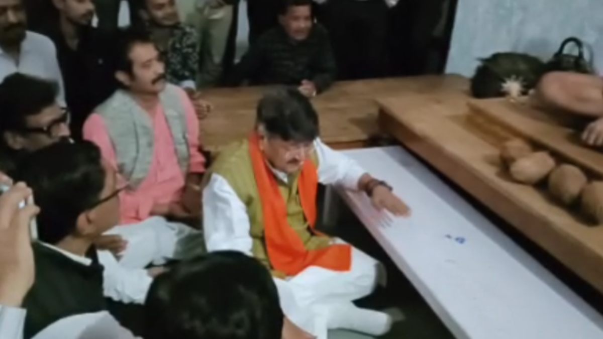‘सब कुछ सरकार तुम्हीं से है…’, कैलाश विजयवर्गीय ने जैन मुनि के समक्ष गया गाना, लोग बजाने लगे तालियां 