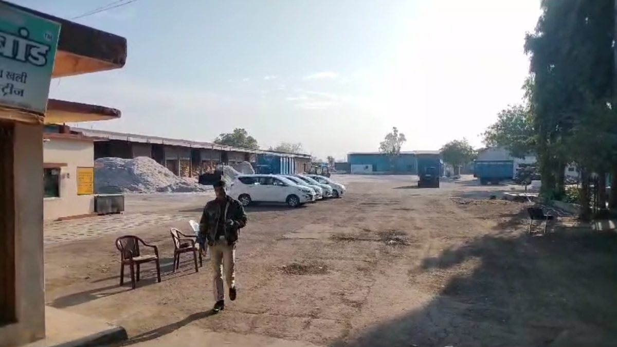 MP में IT का छापा: कॉटन फैक्ट्री पर दी दबिश, TAX चोरी की आशंका, दस्तावेजों की जांच जारी…