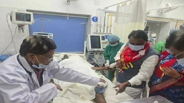 लिंगराज मंदिर में महादीप चढ़ाते वक्त गिरकर घायल हुए सेवक, घायलों से मिलने अस्पताल पहुंचे CM माझी