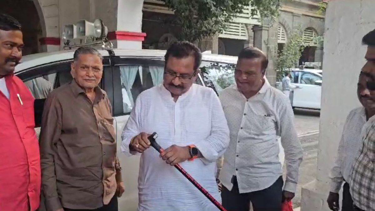 मंत्री विजय शाह बुजर्गो को देंगे जादुई छड़ी: अंधेरे के लिए टॉर्च, FM रेडियो, परेशानी में बजेगा सायरन, इसकी खासियत जानकर रह जाएंगे हैरान 