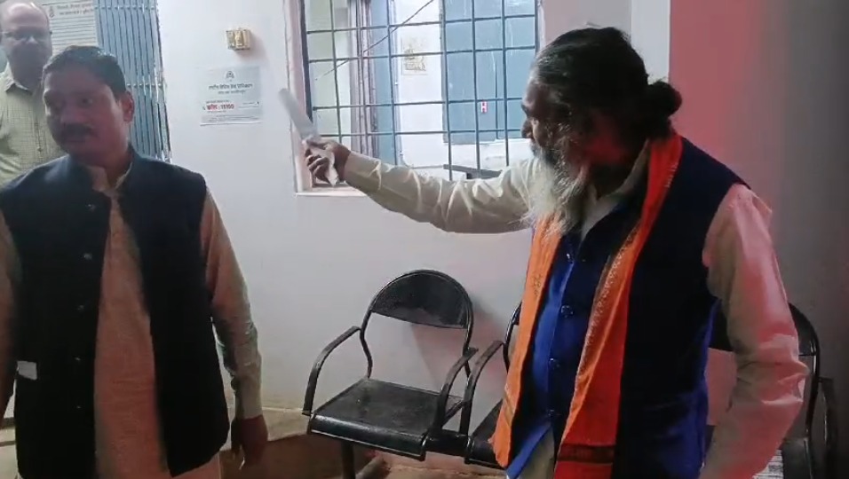 छत्तीसगढ़ : ट्रैफिक जाम में फंसे बीजेपी सांसद को आया गुस्सा, TI को कहा – बदतमीज, दिनभर वसूली करते हो, Video Viral  