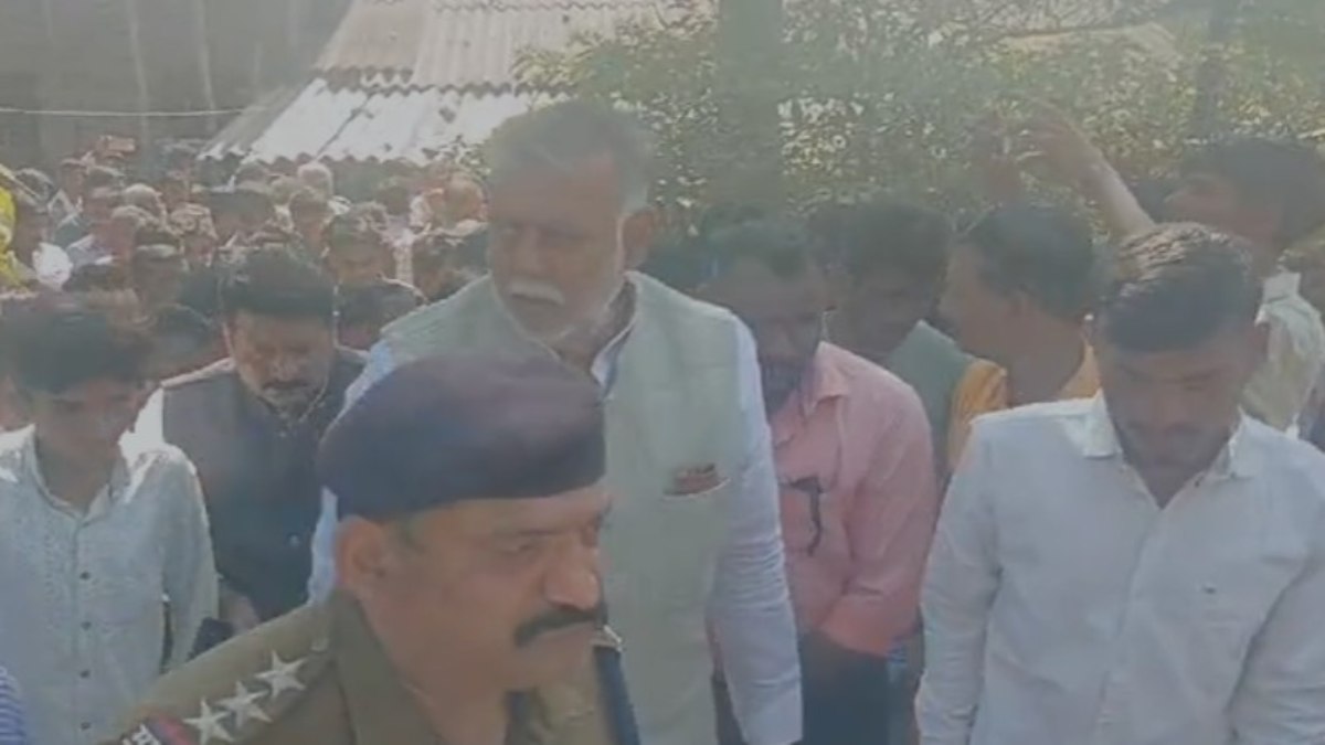 नरसिंहपुर रेप मामला: पीड़िता से मिले मंत्री प्रहलाद पटेल, कहा- आरोपियों को ऐसी सजा दिलाएंगे…, MLA ने 50 हजार रुपए की दी आर्थिक मदद  