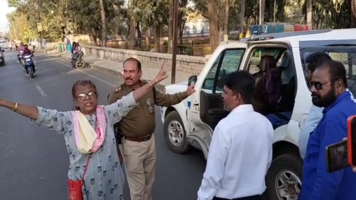 नगरपालिका दफ्तर में महिला का हाई वोल्टेज ड्रामा: महत्वपूर्ण फाइलें उठाकर फेंकी बाहर, जानें किस बात से है नाराज 