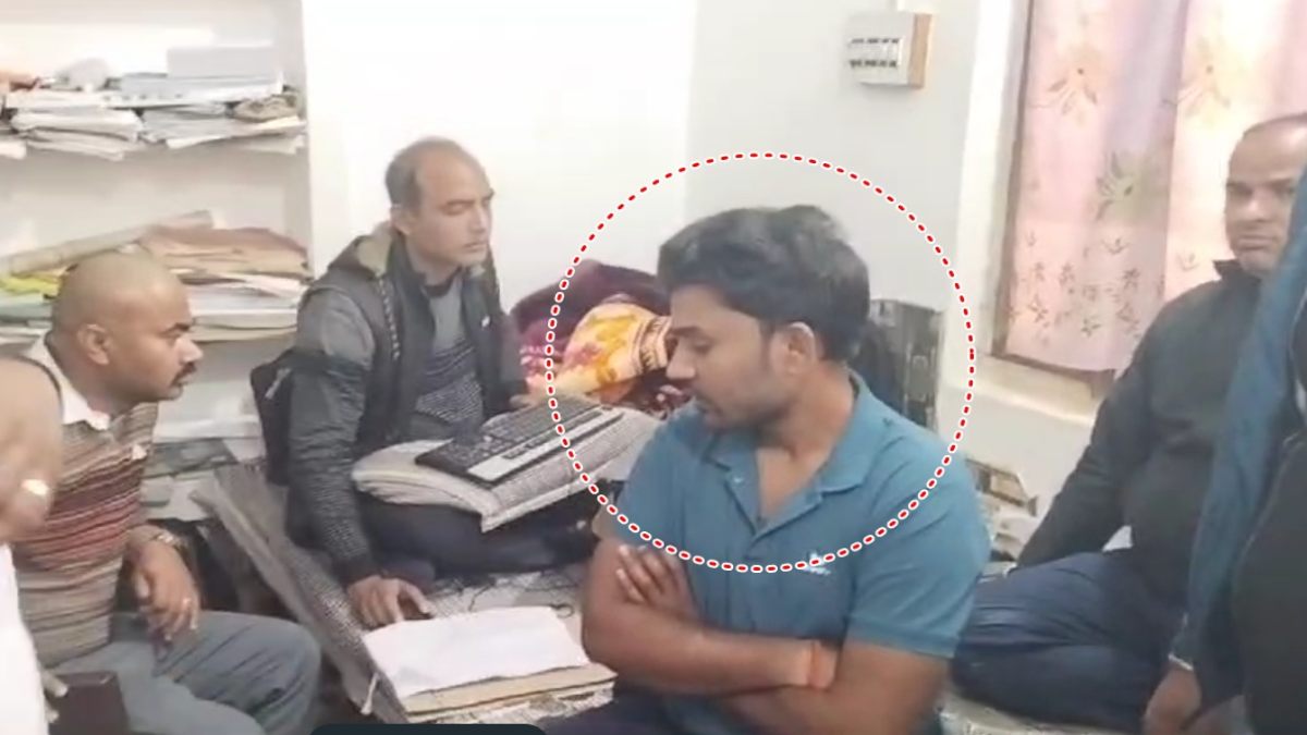 23 हजार की रिश्वत लेते दो पटवारी गिरफ्तार: जमीन नामांतरण के एवज में मांगी थी रिश्वत, लोकायुक्त ने रंगे हाथों दबोचा 