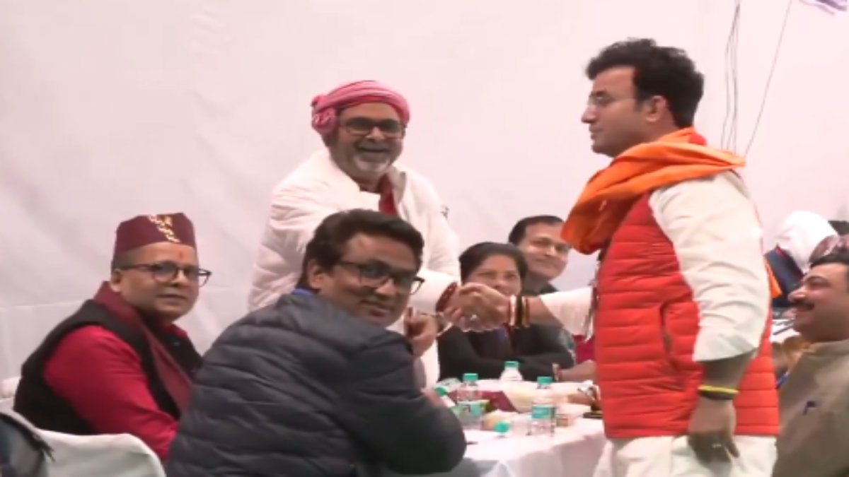 Patparganj Election Results 2025: बीजेपी प्रत्याशी ने AAP उम्मीदवार अवध ओझा से मिलाया हाथ, कांग्रेस कैंडिडेट भी रहे मौजूद, VIDEO आया सामने