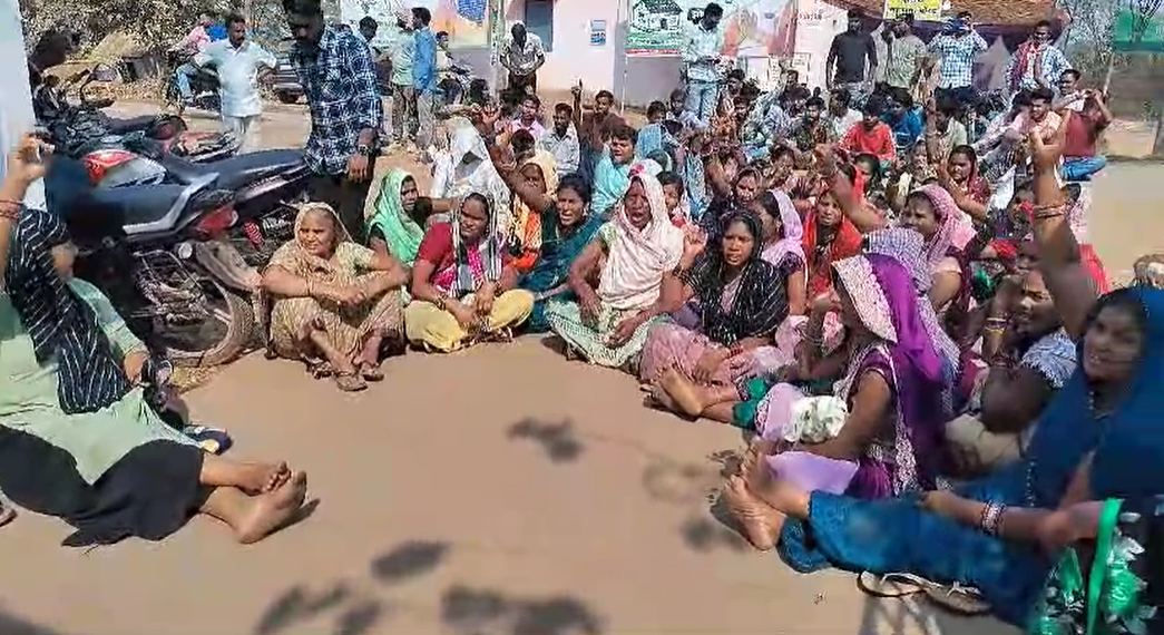 मालखरौदा के चिखली गांव में मतगणना से संतुष्ट नहीं प्रत्याशी, पीठासीन अधिकारी पर लगाया गंभीर आरोप, रिकाउंटिंग की कर रहे मांग