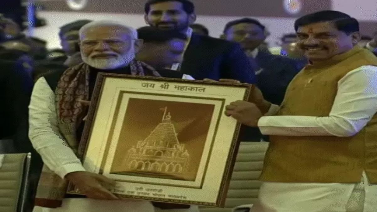 Global Investors Summit: PM मोदी ने मध्य प्रदेश सरकार की 18 नई नीतियों का किया शुभारंभ, CM डॉ मोहन ने प्रधानमंत्री को भेंट की महाकाल की तस्वीर
