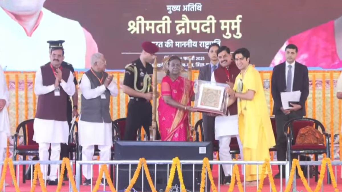 बागेश्वर धाम में महामहिम: राष्ट्रपति द्रौपदी मुर्मू ने बालाजी मंदिर के किए दर्शन, धीरेंद्र शास्त्री ने भेंट की बालाजी की फोटो, प्रेसिडेंट ने जोड़ों को दी सूट और साड़ियां