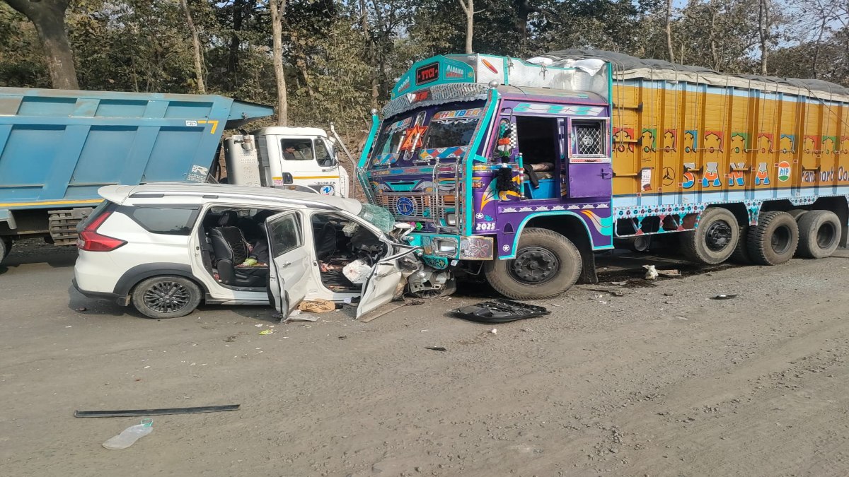 MP भीषण सड़क हादसे में 3 की मौत: कार और ट्रक की आमने-सामने हुई भिड़ंत, मंजर देख दहल उठे लोग   