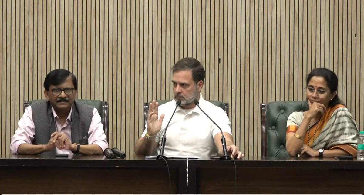 महाराष्ट्र चुनाव में हुई गड़बड़ी… राहुल गांधी ने चुनाव आयोग पर लगाए सनसनीखेज आरोप, कहा- वोटर बढ़ाकर बीजेपी को जिताया गया, सुप्रिया सुले-संजय राउत के साथ की PC