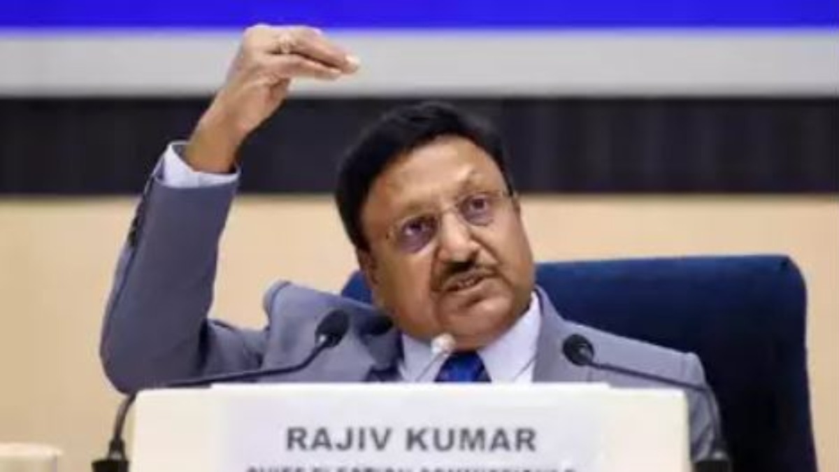 ‘जानबूझकर दबाव डालने की कोशिश’, वोटिंग से पहले चुनाव आयोग ने तोड़ी चुप्पी, AAP के हमलों पर इशारों ही इशारों में दिया जवाब