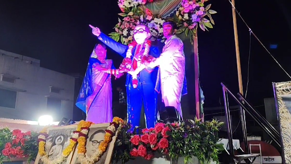 अंबेडकर को बनाया साक्षी, संविधान की ली शपथ; विवाह के बंधन में बंधे वर-वधु ने फैलाया समानता का संदेश  