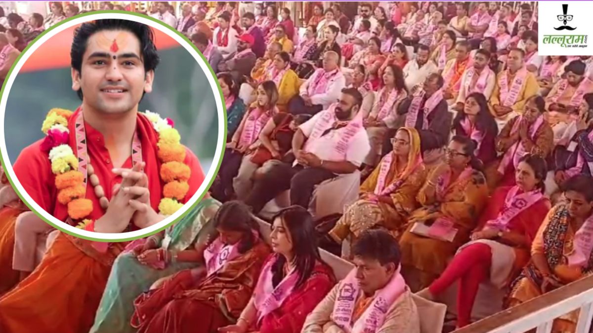 विदेश में भी पं. धीरेंद्र शास्त्री का क्रेज: NRI परिवार ने बागेश्वर धाम में डाला डेरा, जय श्री राम के लगाए नारे    