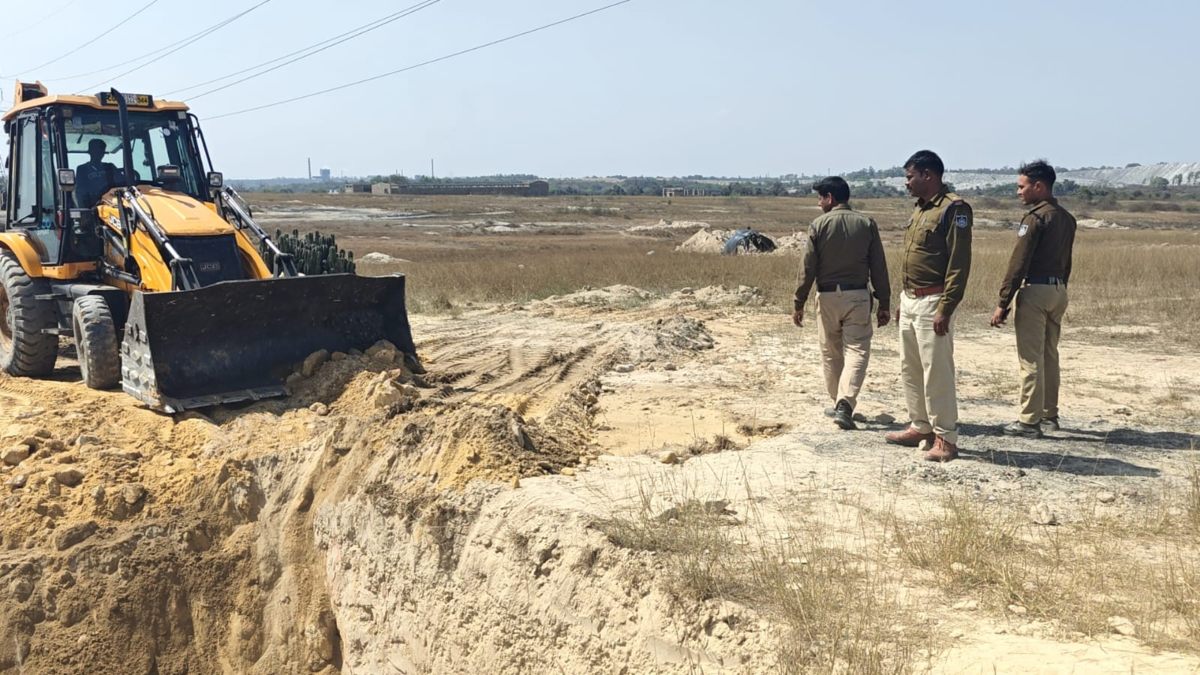 अवैध कोयला खदानों पर प्रशासन का चला जेसीबी, दो कोल माफियाओं पर मामला दर्ज, मिट्टी धसकने से दंपति की हुई थी मौत 