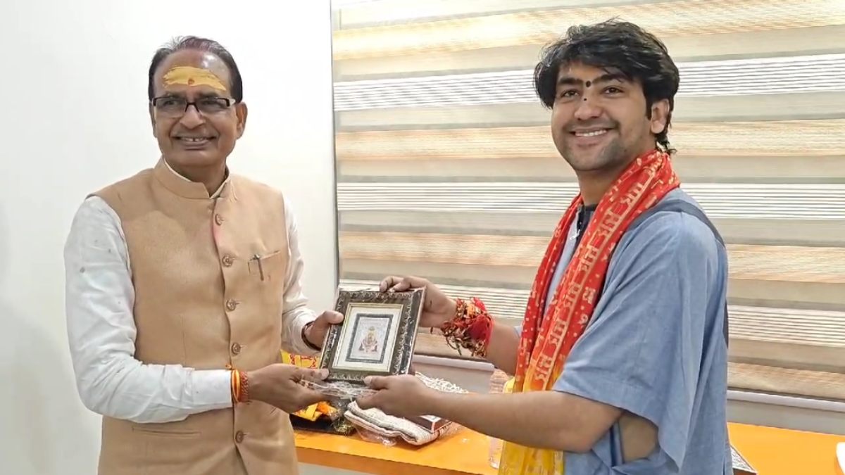 केंद्रीय मंत्री शिवराज सिंह पहुंचे बागेश्वर धाम: भगवान बालाजी के किए दर्शन, पंडित धीरेंद्र शास्त्री से की मुलाकात    