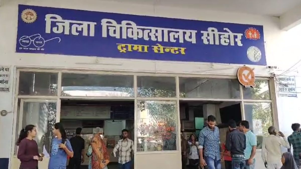 क्या ऐसे होगा मरीजों का इलाज! जिला अस्पताल के डॉक्टर ने अपनी जगह भेजे किराए के Doctor, प्रबंधन की सामने आई लापरवाही  