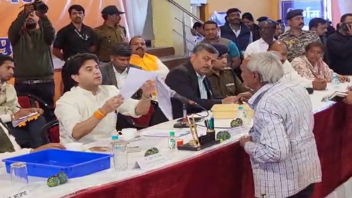 केंद्रीय मंत्री सिंधिया ने लगाया जनता दरबार: मौके पर ही किया लोगों की समस्या का निराकरण, अधिकारियों को दिए ये निर्देश 