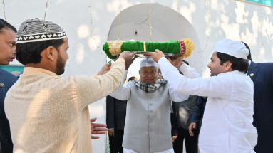 Bihar News: बाबा मखदूम के मजार पर सीएम नीतीश कुमार ने किया चादरपोसी, मांगी अमन चेन की दुआ
