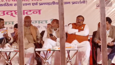 Bihar News: मोतिहारी के सांसद और बिहार सरकार के मंत्री के सामने ही मंच पर सो गए बीजेपी के दो-दो विधायक  